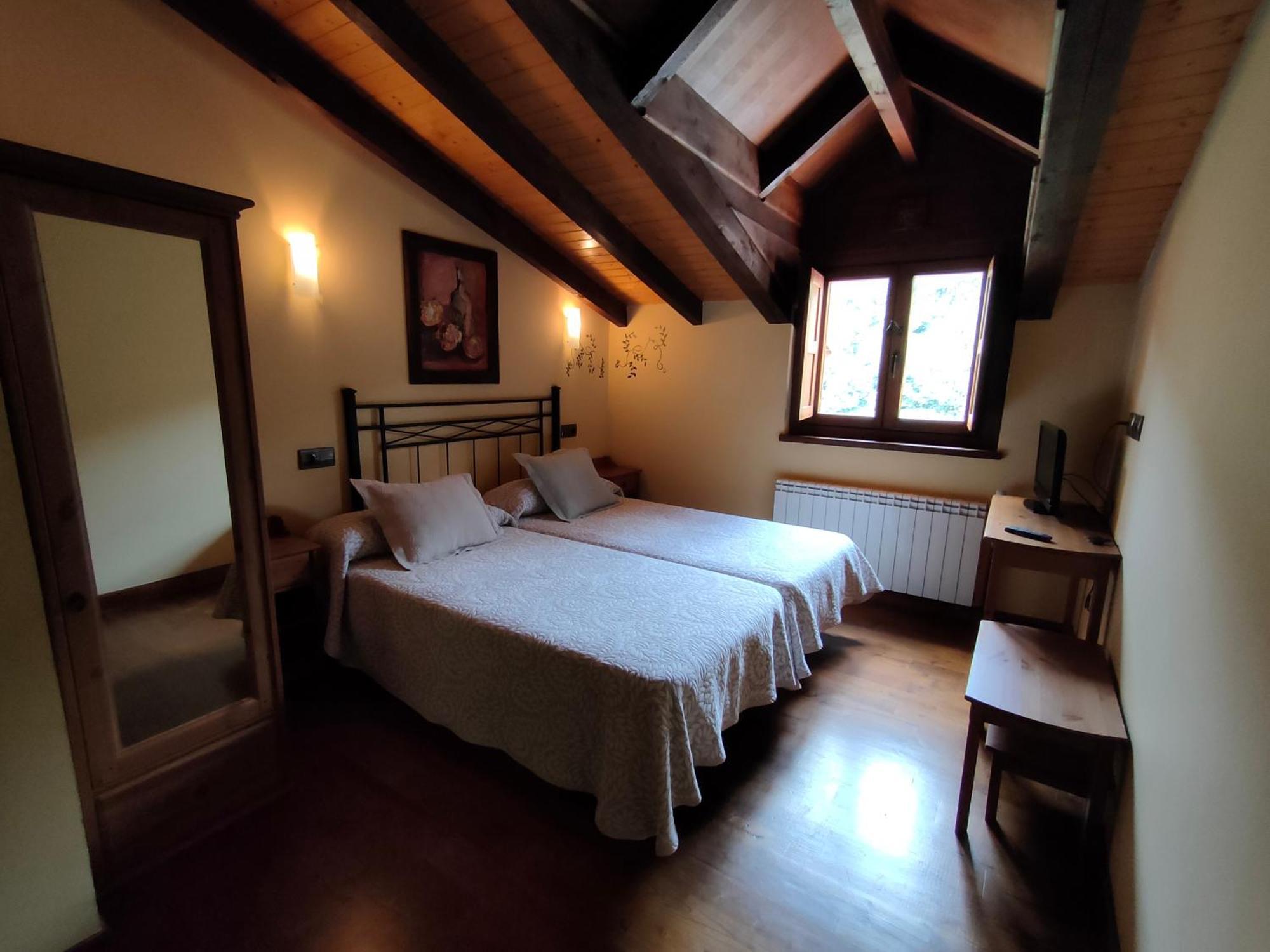 Hotel Dona Gaudiosa Пола де Лена Екстериор снимка