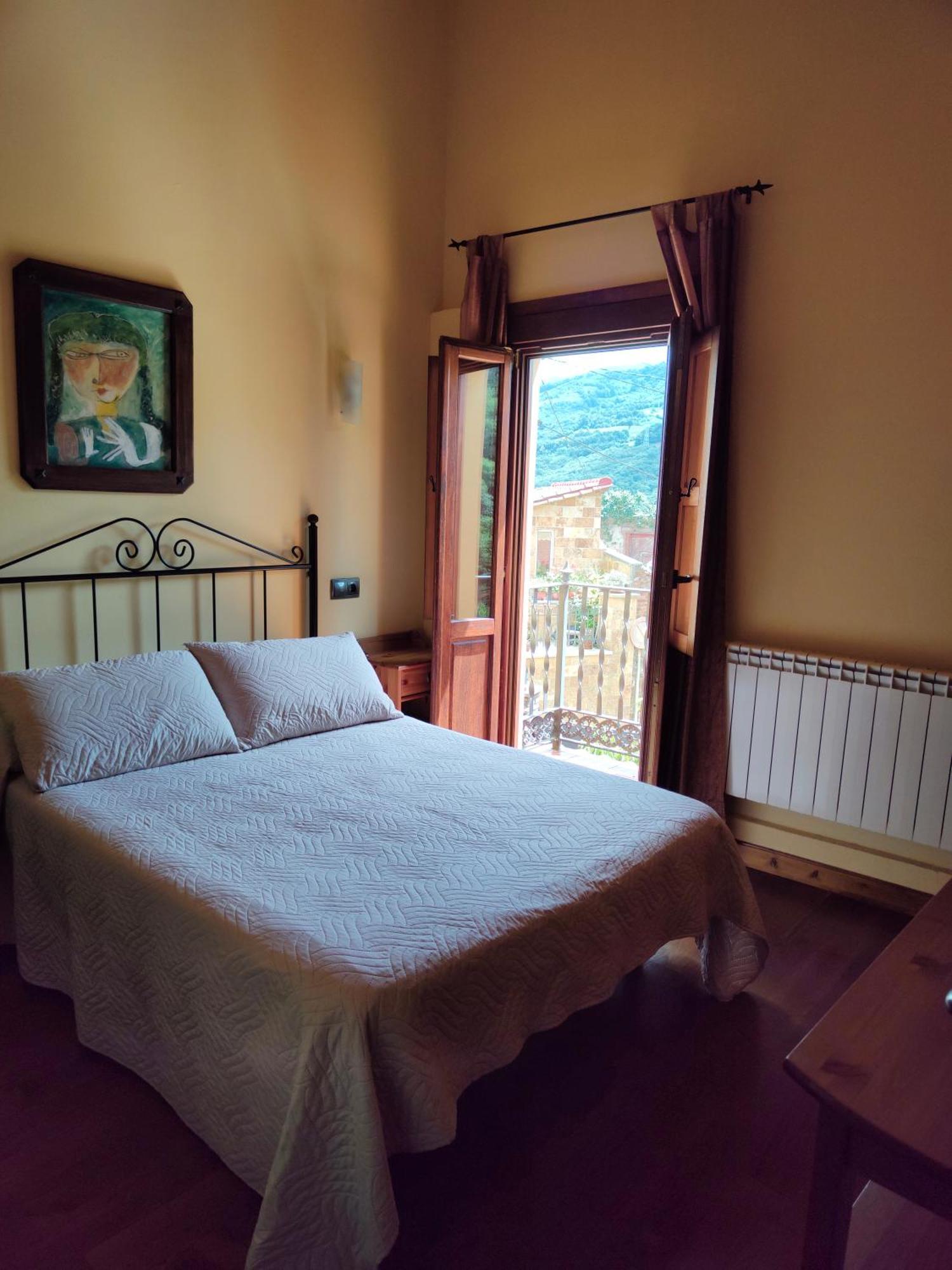 Hotel Dona Gaudiosa Пола де Лена Екстериор снимка