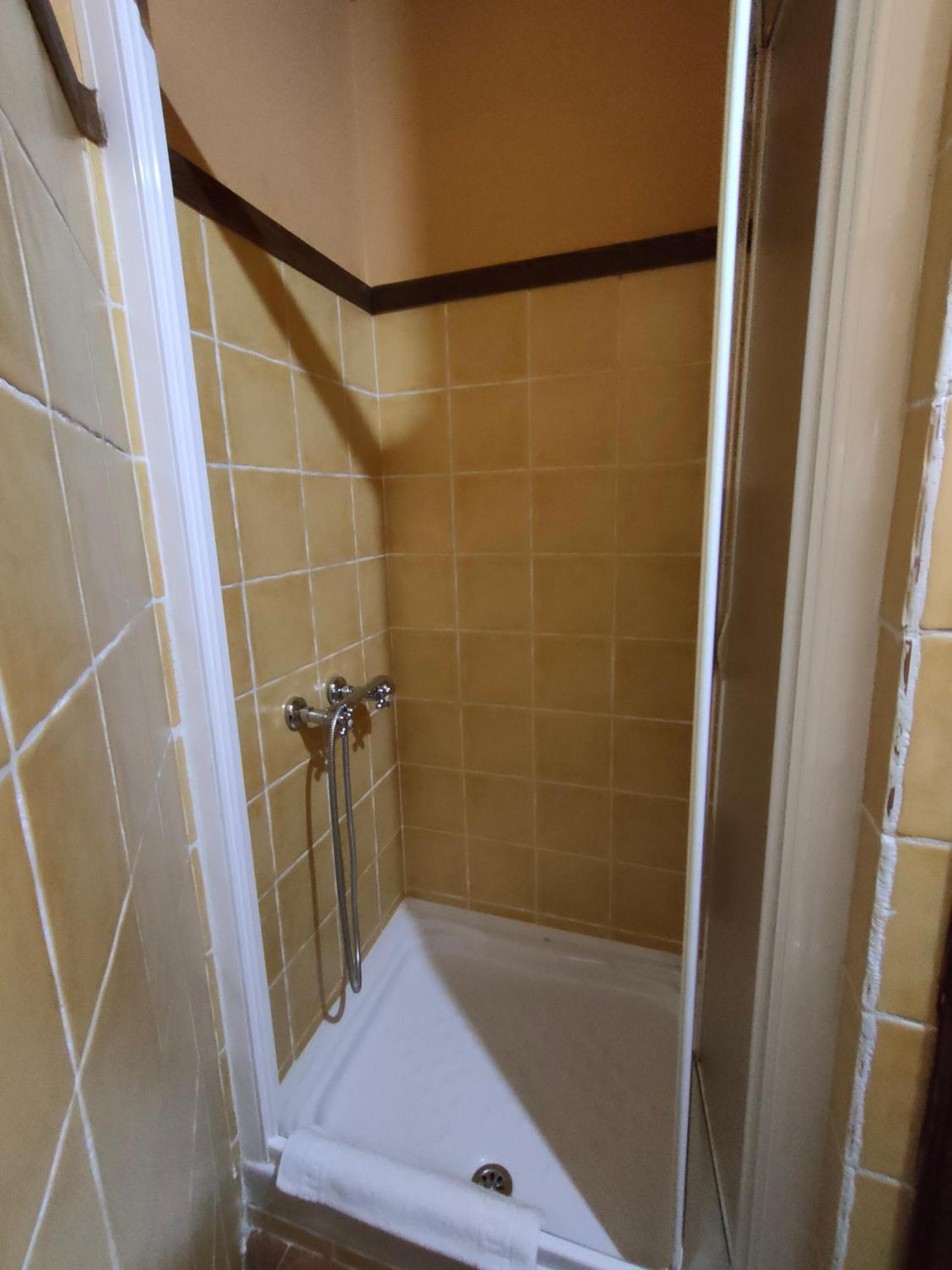 Hotel Dona Gaudiosa Пола де Лена Екстериор снимка